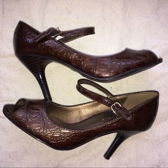 Brown short heel pumps  - Picture 1 of 7